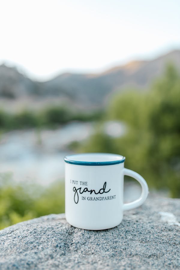 Mugs personnalisés : l'art de la porcelaine française à portée de main